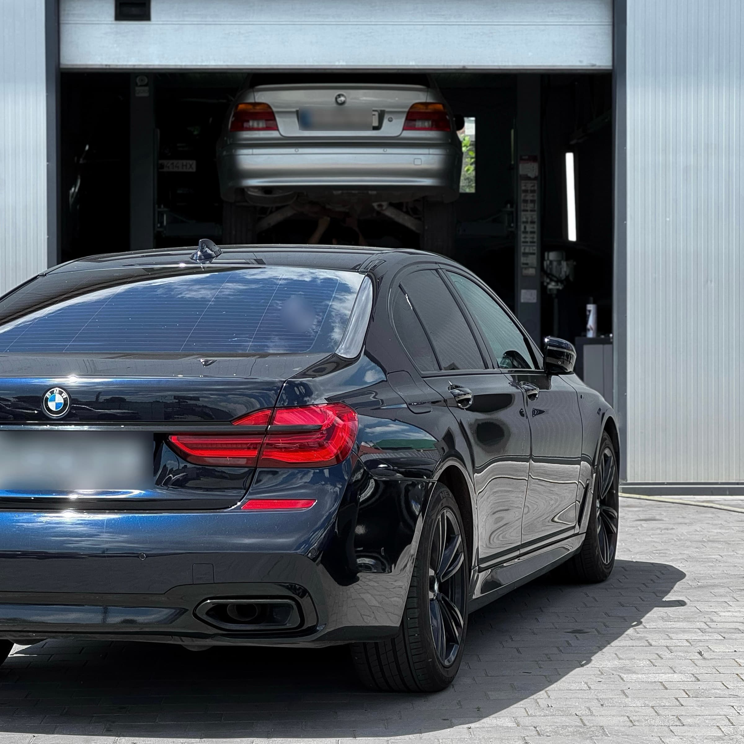 BMW 7 серії біля воріт сервісу M-Tech