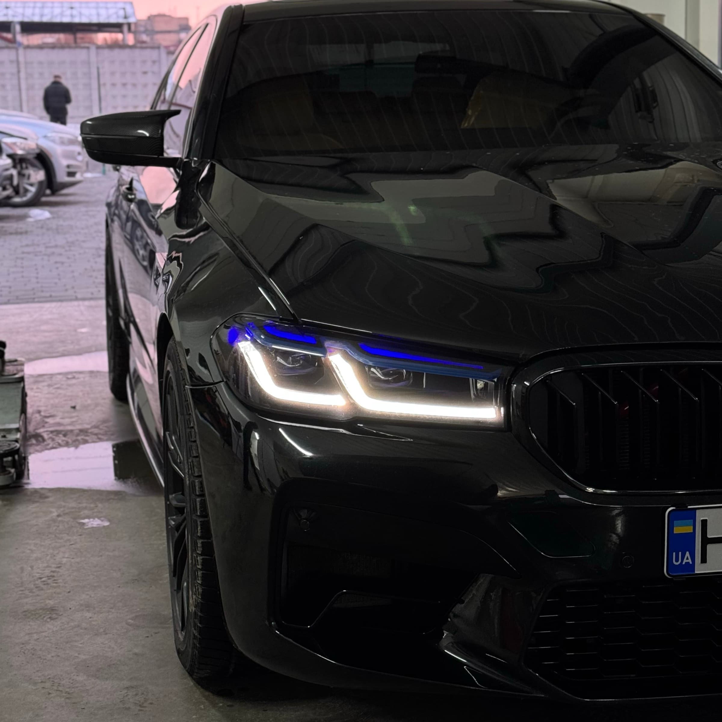 BMW спереду у вечірньому світлі біля сервісу