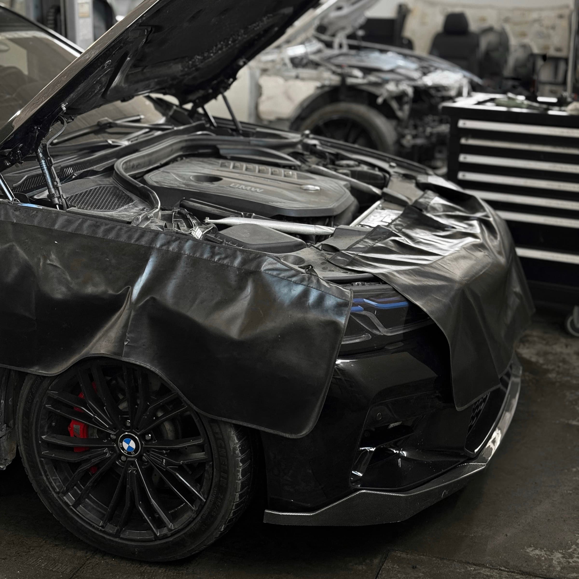 Відкритий моторний відсік BMW та ящик з інструментами