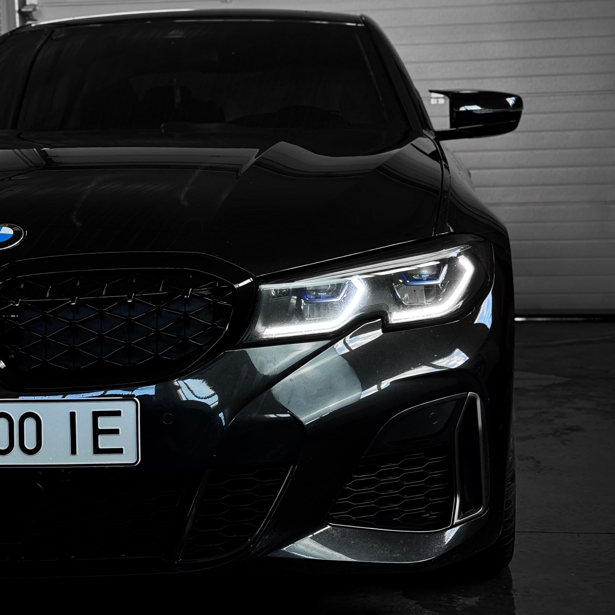 Фара BMW 3 серії крупним планом