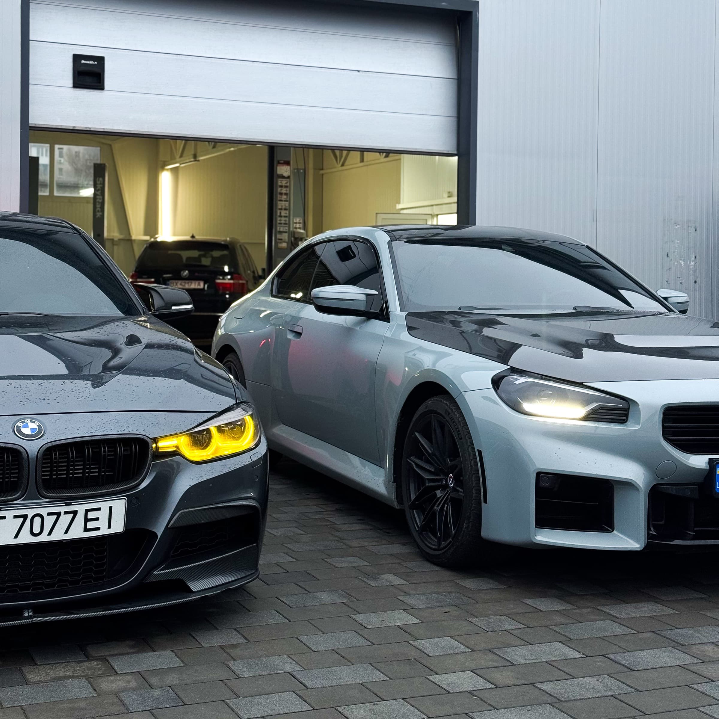 Два BMW біля сервісу у вечірньому світлі