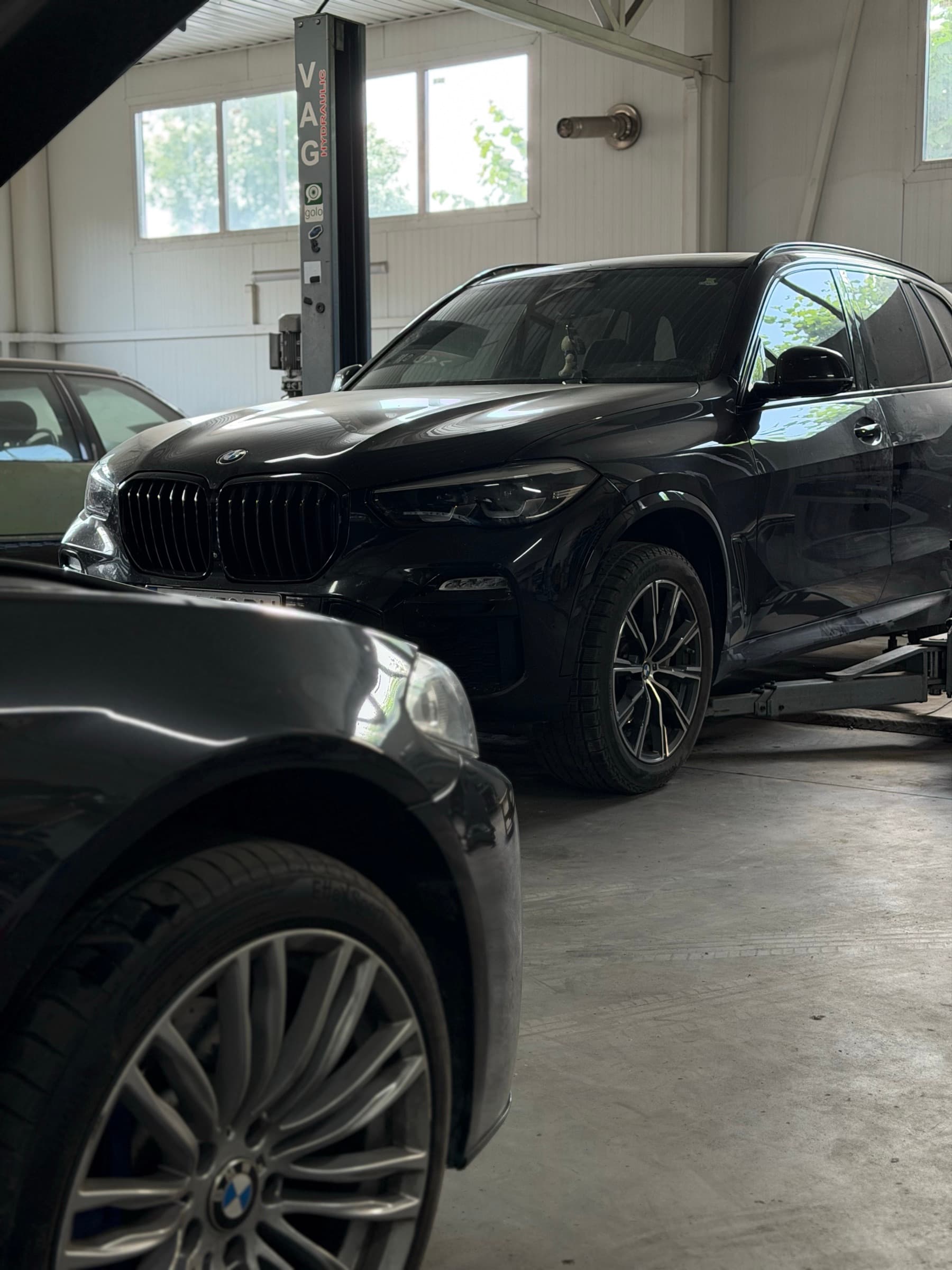 BMW X5 у цеху на діагностиці