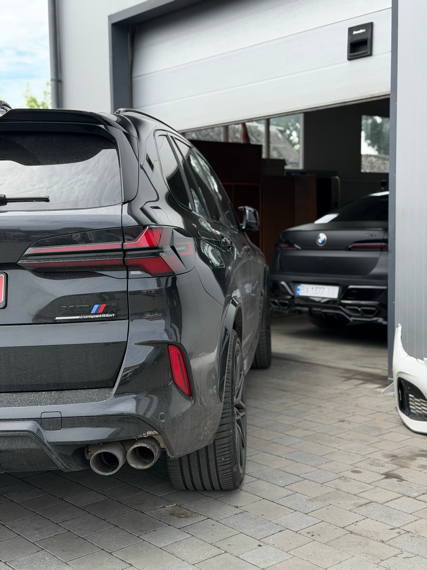BMW X5M біля воріт сервісу