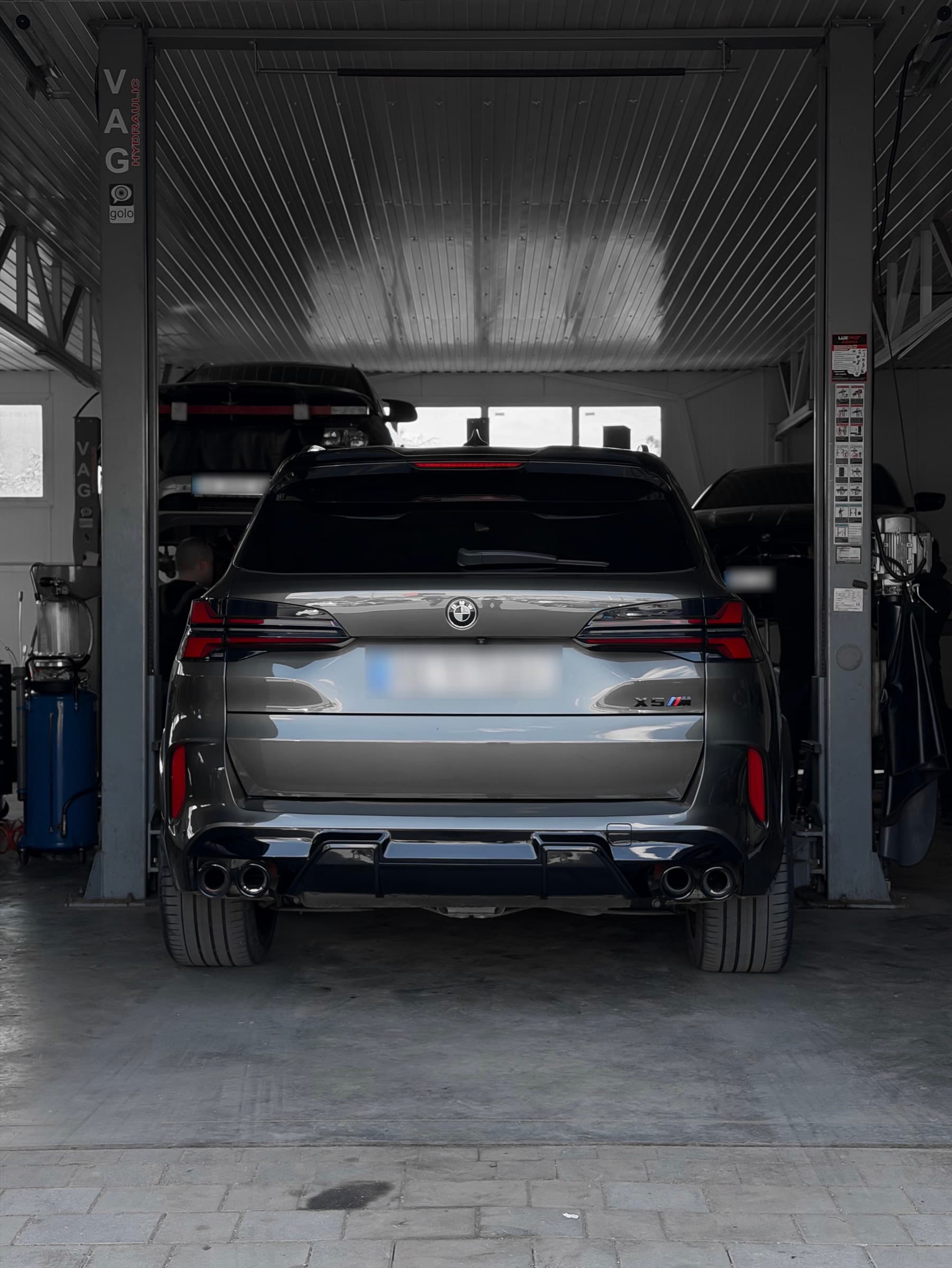BMW X5M на підйомнику