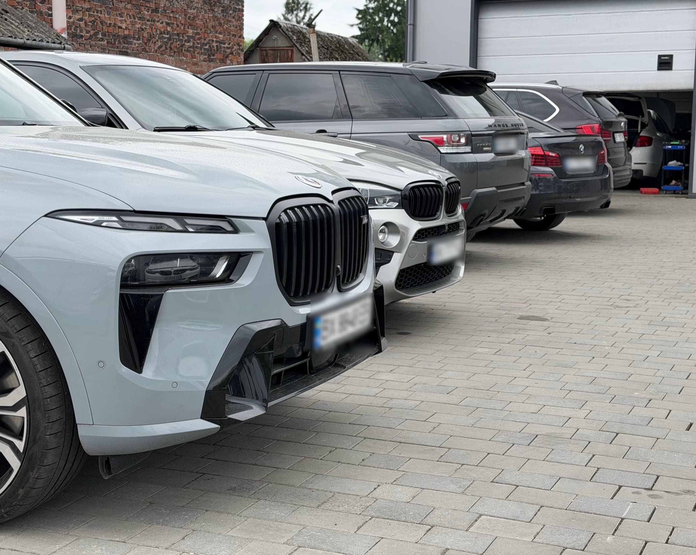 Автомобілі клієнтів на подвір'ї M-Tech