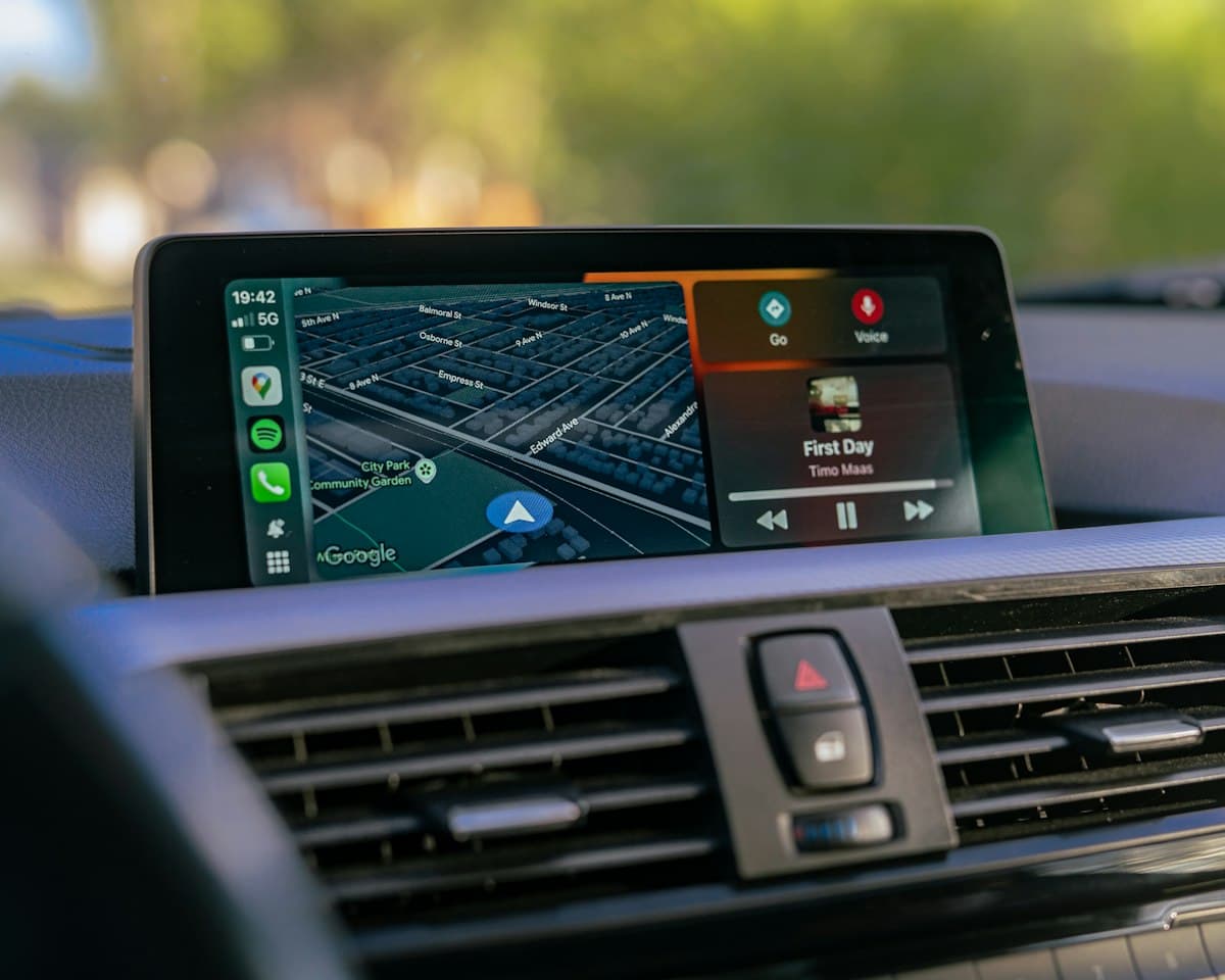 Екран Apple CarPlay з навігацією на штатному екрані BMW