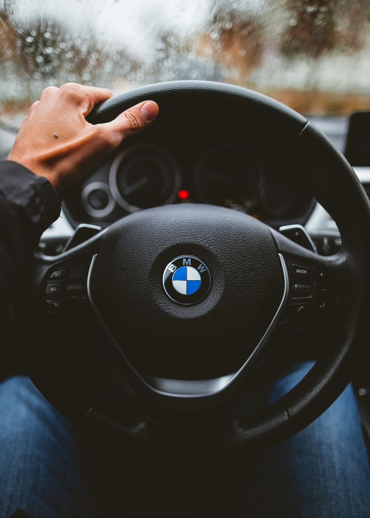 Кермо BMW з логотипом крупним планом