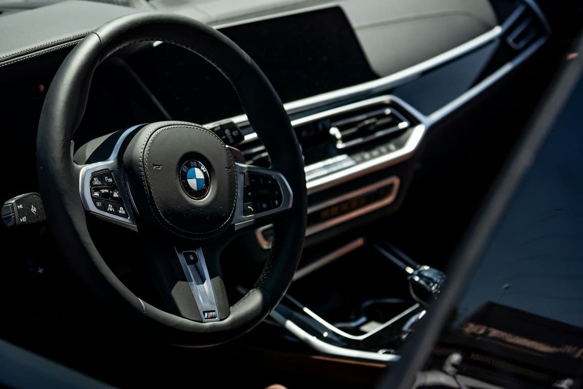 Спортивне кермо BMW з шильдиком ///M